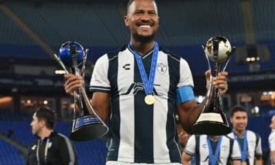 El jugador venezolano Salomon Rondon, del CF Pachuca, celebra la consecución de la FIFA Challenger Cup tras ganar a Al Ahly FC, en Doha, Catar. EFE/EPA/NOUSHAD THEKKAYIL