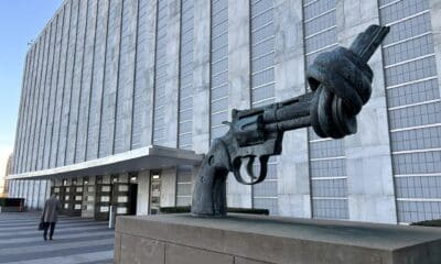 Fotografía del 17 de diciembre de 2024 de la escultura del artista sueco Carl Fredrik Reuterswärd, la 'Pistola Anudada' en la sede de las Naciones Unidas, en Nueva York (Estados Unidos). El Tratado internacional del Comercio de Armas (TCA) cumple mañana una década desde su entrada en vigor el 24 de diciembre de 2014, precisamente en el año en que se acumula en el mundo un mayor número de guerras, desde las más visibles (Gaza, Líbano, Ucrania) a las olvidadas que siguen desangrando países como Sudán, Yemen, Libia o Birmania. EFE/ Javier Otazu