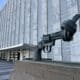 Fotografía del 17 de diciembre de 2024 de la escultura del artista sueco Carl Fredrik Reuterswärd, la 'Pistola Anudada' en la sede de las Naciones Unidas, en Nueva York (Estados Unidos). El Tratado internacional del Comercio de Armas (TCA) cumple mañana una década desde su entrada en vigor el 24 de diciembre de 2014, precisamente en el año en que se acumula en el mundo un mayor número de guerras, desde las más visibles (Gaza, Líbano, Ucrania) a las olvidadas que siguen desangrando países como Sudán, Yemen, Libia o Birmania. EFE/ Javier Otazu