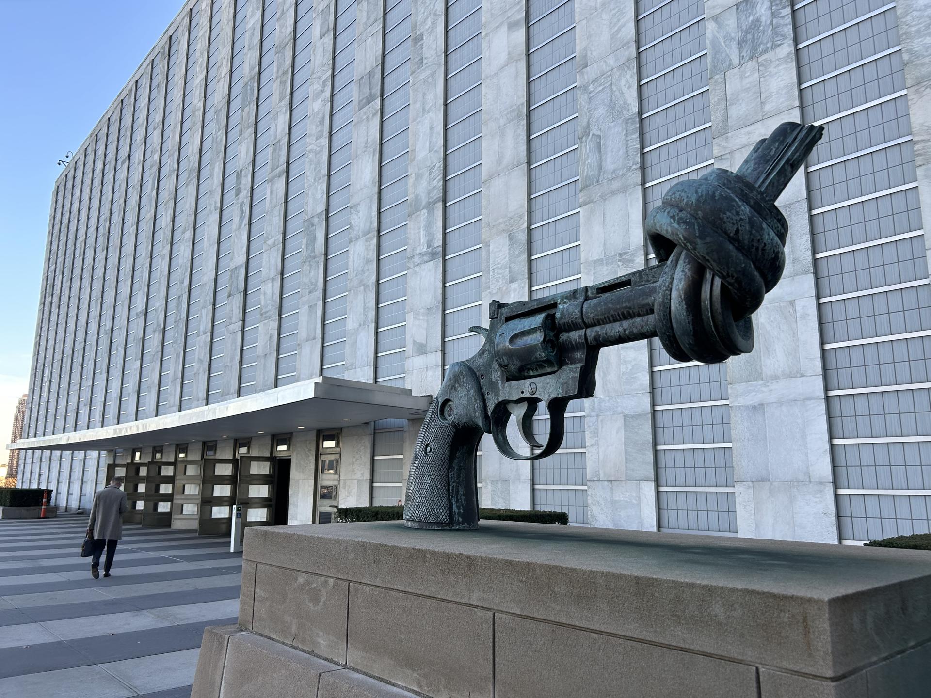 Fotografía del 17 de diciembre de 2024 de la escultura del artista sueco Carl Fredrik Reuterswärd, la 'Pistola Anudada' en la sede de las Naciones Unidas, en Nueva York (Estados Unidos). El Tratado internacional del Comercio de Armas (TCA) cumple mañana una década desde su entrada en vigor el 24 de diciembre de 2014, precisamente en el año en que se acumula en el mundo un mayor número de guerras, desde las más visibles (Gaza, Líbano, Ucrania) a las olvidadas que siguen desangrando países como Sudán, Yemen, Libia o Birmania. EFE/ Javier Otazu