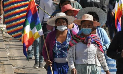 Fotografía de archivo fechada el 04 de agosto de 2020 que muestra mujeres protestando contra el aplazamiento de las elecciones bolivianas en Sacaba (Bolivia). EFE/Jorge Ábrego/ARCHIVO