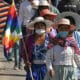 Fotografía de archivo fechada el 04 de agosto de 2020 que muestra mujeres protestando contra el aplazamiento de las elecciones bolivianas en Sacaba (Bolivia). EFE/Jorge Ábrego/ARCHIVO