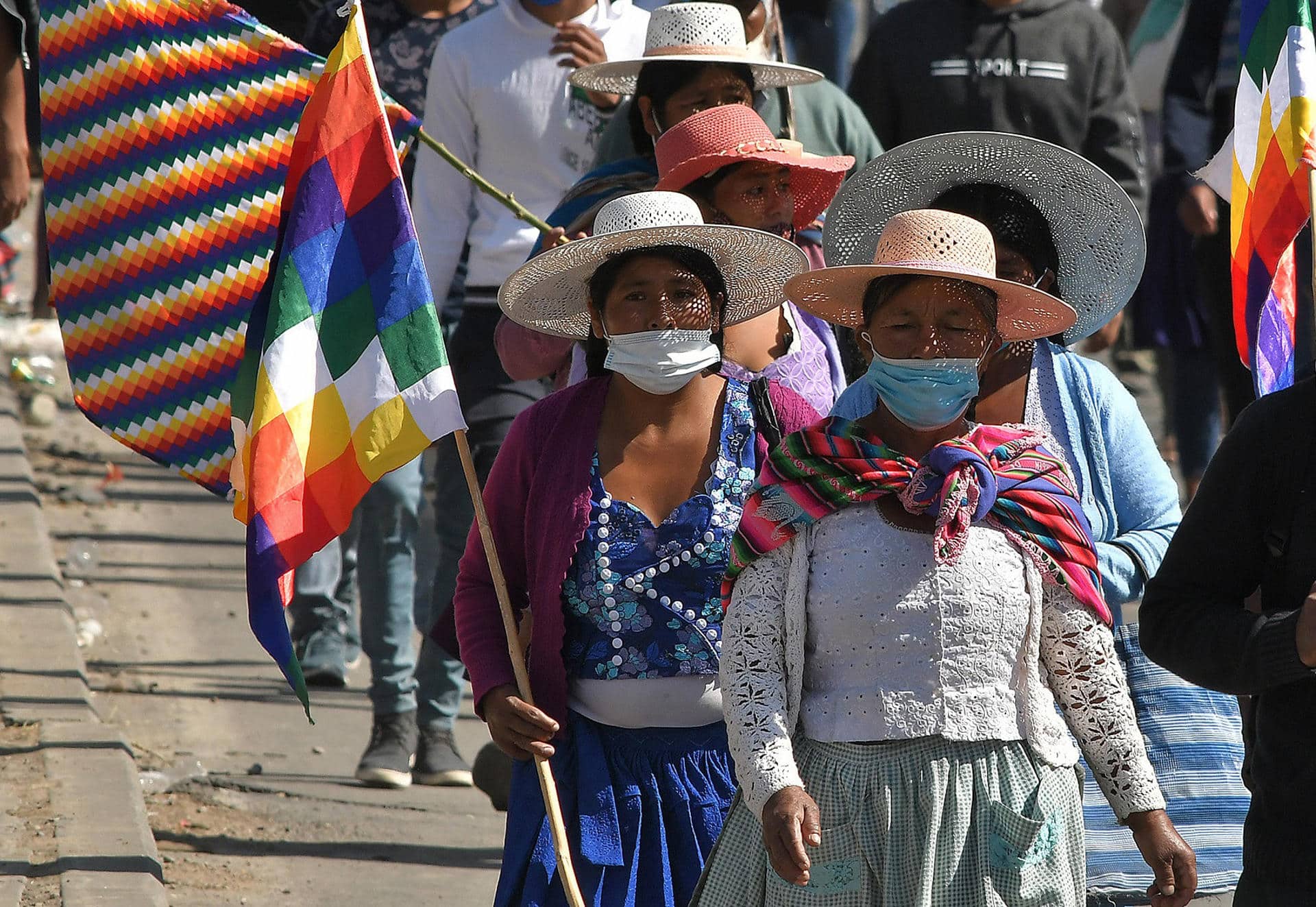 Fotografía de archivo fechada el 04 de agosto de 2020 que muestra mujeres protestando contra el aplazamiento de las elecciones bolivianas en Sacaba (Bolivia). EFE/Jorge Ábrego/ARCHIVO