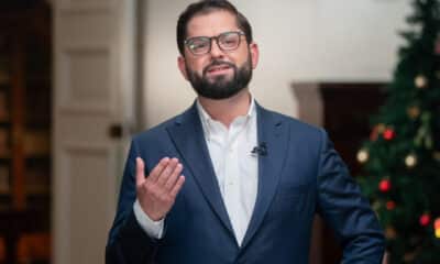 Fotografía cedida por la presidencia de Chile del mandatario chileno, Gabriel Boric, durante su mensaje de fin de año a la nación, transmitido este martes por la televisión nacional en Santiago (Chile). EFE/ Presidencia de Chile