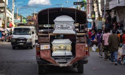 Fotografía de archivo del pasado 9 de diciembre de un 'tap-tap' o vehículo de transporte colectivo que carga dos féretros en Puerto Príncipe (Haití).EFE/ Mentor David Lorens