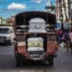 Fotografía de archivo del pasado 9 de diciembre de un 'tap-tap' o vehículo de transporte colectivo que carga dos féretros en Puerto Príncipe (Haití).EFE/ Mentor David Lorens