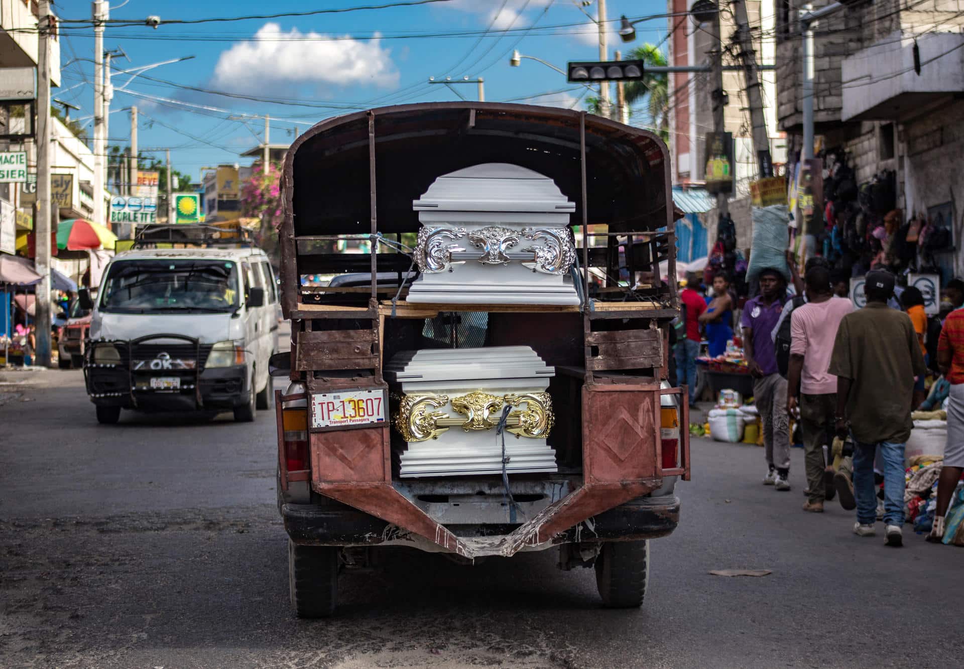 Fotografía de archivo del pasado 9 de diciembre de un 'tap-tap' o vehículo de transporte colectivo que carga dos féretros en Puerto Príncipe (Haití).EFE/ Mentor David Lorens