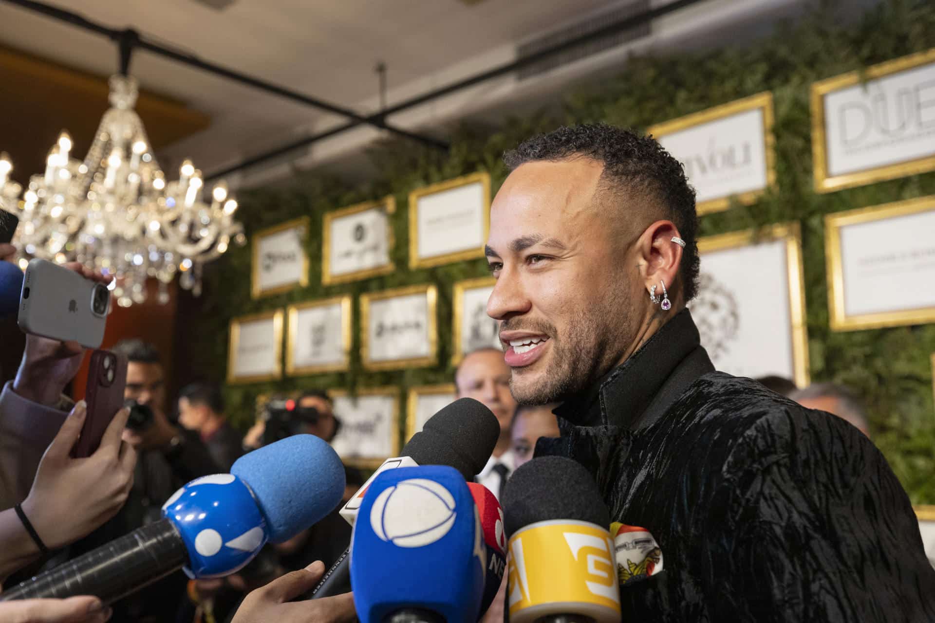 Fotografía de archivo, tomada el pasado 3 de junio, en la que se registró al futbolista brasileño Neymar, al atender a la prensa, en Sao Pablo (Brasil). EFE/Isaac Fontana