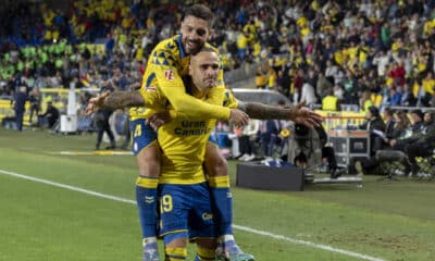 El jugador de la Unión Deportiva Las Palmas Sandro celebra su gol ante el Espanyol durante el partido de la jornada 18 de LaLiga EA Sports que ambos equipos disputaron este domingo en el Estadio de Gran Canaria en Las Palmas de Gran Canaria. EFE/ Quique Curbelo