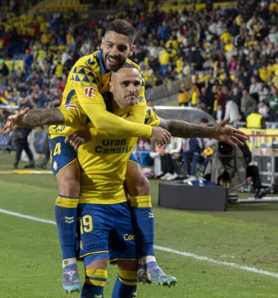 El jugador de la Unión Deportiva Las Palmas Sandro celebra su gol ante el Espanyol durante el partido de la jornada 18 de LaLiga EA Sports que ambos equipos disputaron este domingo en el Estadio de Gran Canaria en Las Palmas de Gran Canaria. EFE/ Quique Curbelo