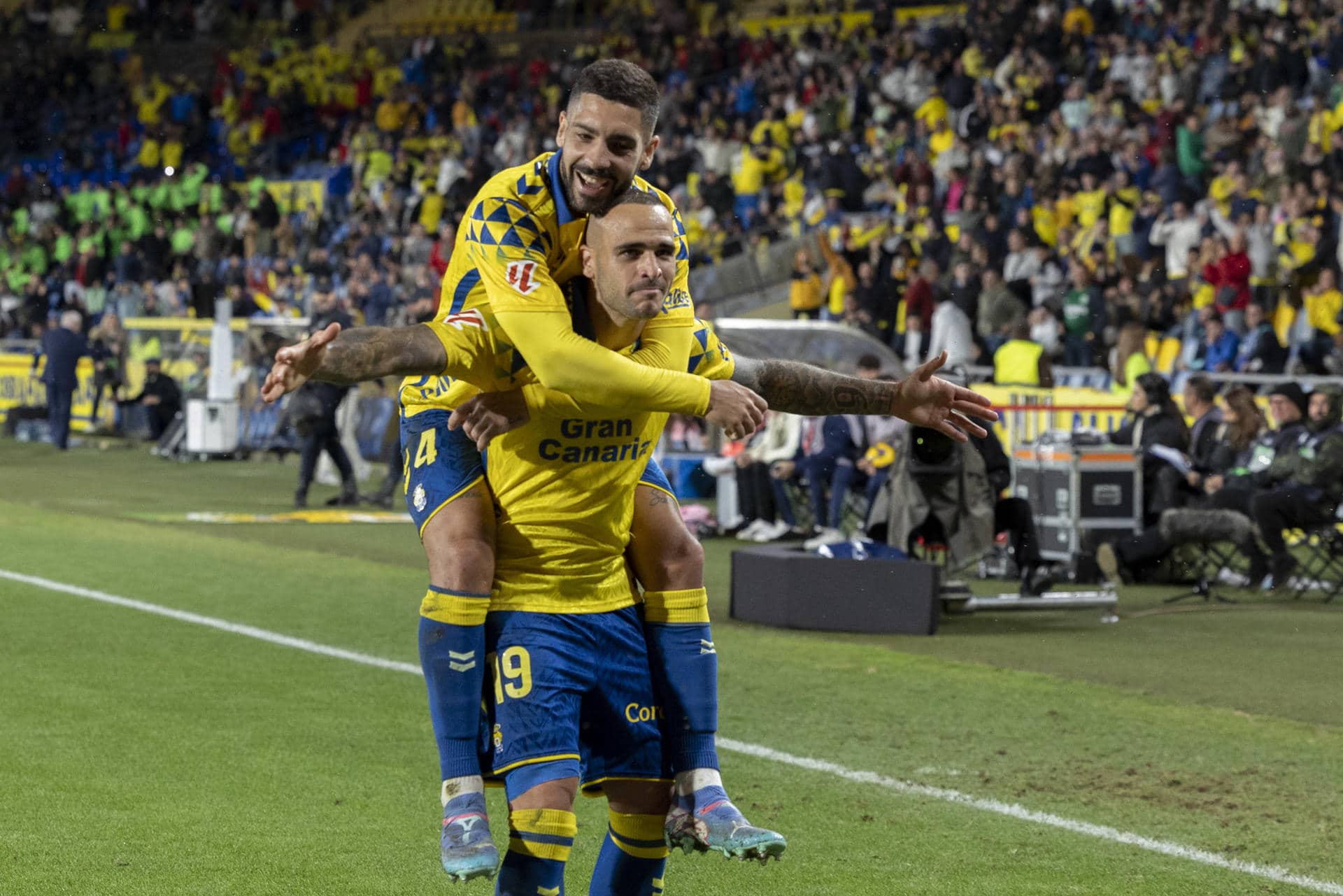 El jugador de la Unión Deportiva Las Palmas Sandro celebra su gol ante el Espanyol durante el partido de la jornada 18 de LaLiga EA Sports que ambos equipos disputaron este domingo en el Estadio de Gran Canaria en Las Palmas de Gran Canaria. EFE/ Quique Curbelo