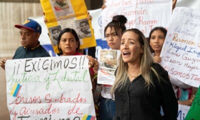 Fotografía de archivo del 2 de julio de 2024 que muestra a Francy Fernández, esposa del activista y periodista Carlos Julio Rojas, en una protesta para exigir su libertad. EFE/ Ronald Peña