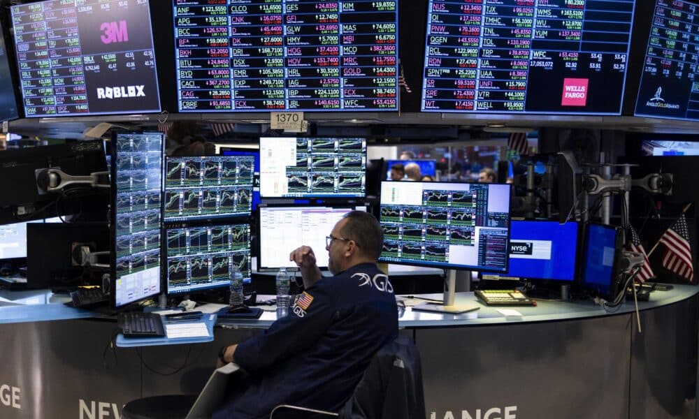 Foto de archivo que muestra a un corredor de la Bolsa de Valores de Nueva York. EFE/EPA/JUSTIN LANE