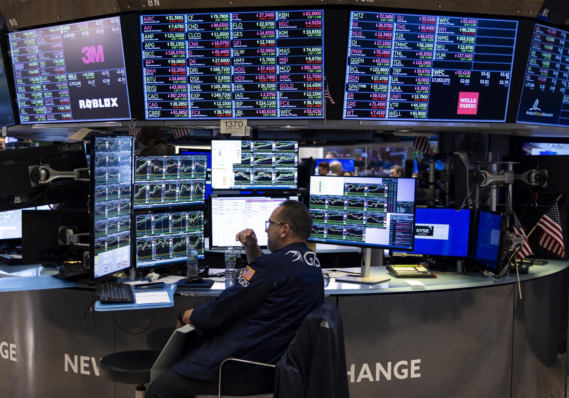 Foto de archivo que muestra a un corredor de la Bolsa de Valores de Nueva York. EFE/EPA/JUSTIN LANE