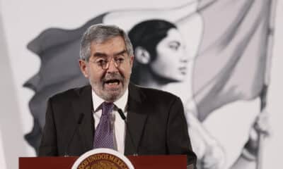 El canciller mexicano Juan Ramón de la Fuente, participa durante la conferencia de prensa matutina de la presidenta de México Claudia Sheinbaum este viernes, en el Palacio Nacional de la Ciudad de México (México). EFE/ José Méndez