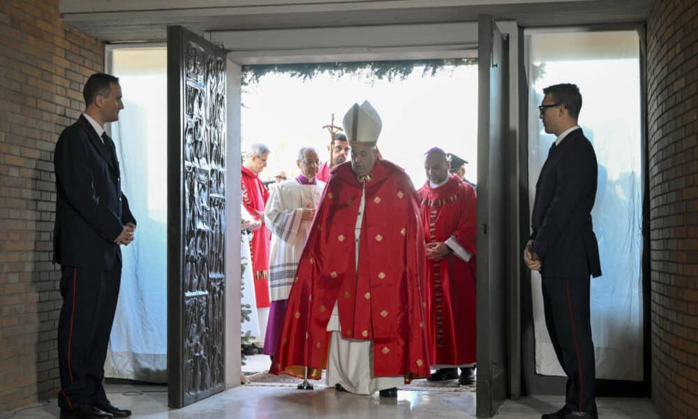 El papa Francisco abrió este jueves una Puerta Santa, con motivo del Jubileo que se celebra cada 25 años, en la cárcel de Rebibbia, en Roma, un gesto simbólico para llevar la esperanza a todos las personas encarceladas. Esta puerta se suma a las cuatro tradicionales Puertas Santas -la de la basílica de San Pedro y las romanas San Juan de Letrán, San Pablo Extramuros y Santa María la Mayor- que los peregrinos pueden atravesar durante el Año Santo para obtener la indulgencia, el perdón de los pecados. EFE/ Francesco Sforza/vatican Media SOLO USO EDITORIAL/SOLO DISPONIBLE PARA ILUSTRAR LA NOTICIA QUE ACOMPAÑA (CRÉDITO OBLIGATORIO)