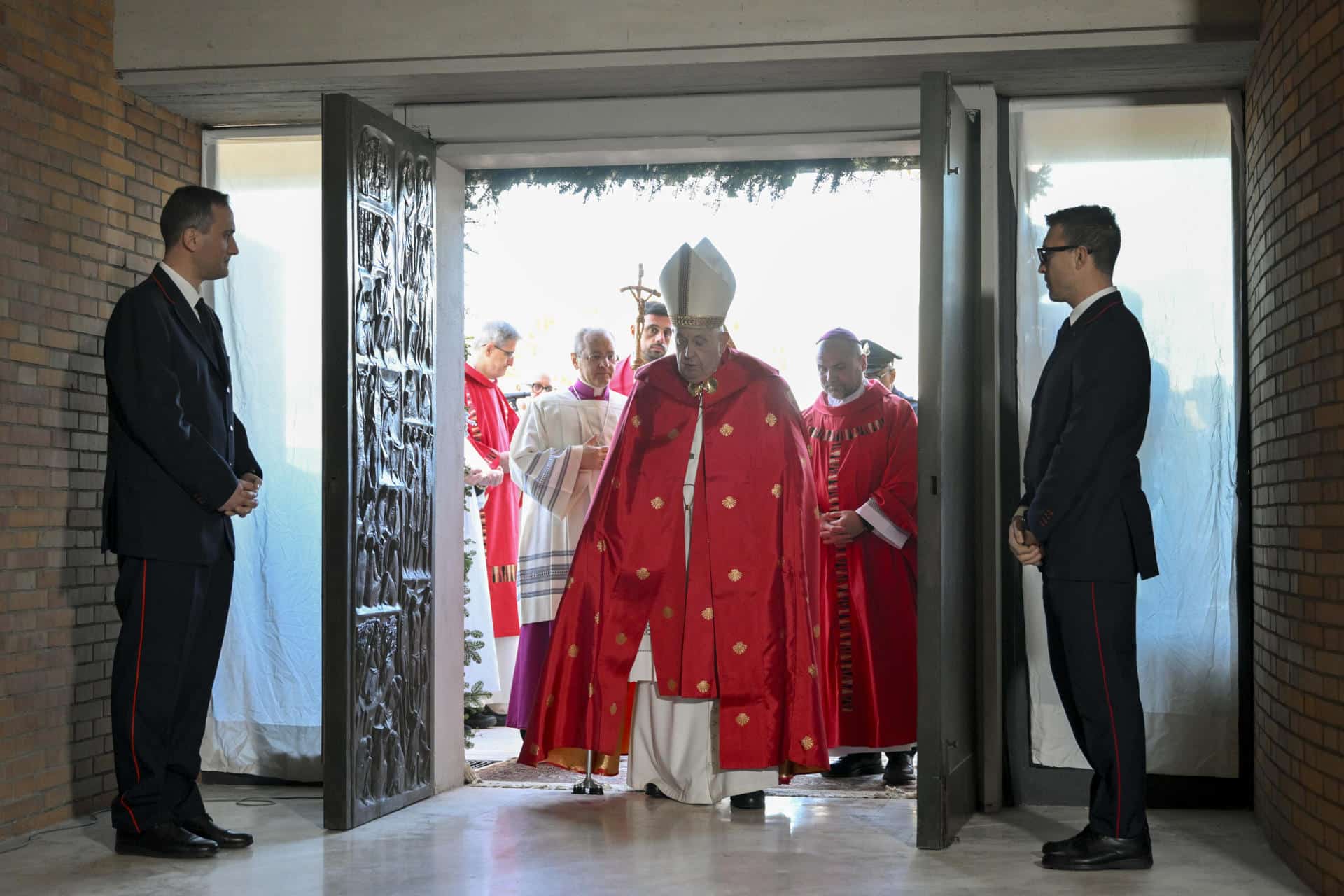 El papa Francisco abrió este jueves una Puerta Santa, con motivo del Jubileo que se celebra cada 25 años, en la cárcel de Rebibbia, en Roma, un gesto simbólico para llevar la esperanza a todos las personas encarceladas. Esta puerta se suma a las cuatro tradicionales Puertas Santas -la de la basílica de San Pedro y las romanas San Juan de Letrán, San Pablo Extramuros y Santa María la Mayor- que los peregrinos pueden atravesar durante el Año Santo para obtener la indulgencia, el perdón de los pecados. EFE/ Francesco Sforza/vatican Media SOLO USO EDITORIAL/SOLO DISPONIBLE PARA ILUSTRAR LA NOTICIA QUE ACOMPAÑA (CRÉDITO OBLIGATORIO)