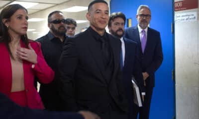 El reguetonero puertorriqueño Daddy Yankee, sale de una audiencia en San Juan (Puerto Rico). EFE/Thais Llorca