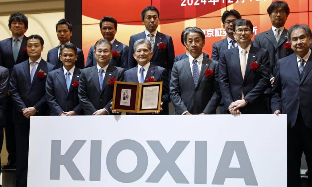 Nobuo Hayasaka (centro), presidente y director ejecutivo de Kioxia Holdings Corporation, posa con un certificado durante una ceremonia que marca el debut del fabricante japonés de chips en la Bolsa de Tokio, el 18 de diciembre de 2024. EFE/EPA/FRANCK ROBICHON