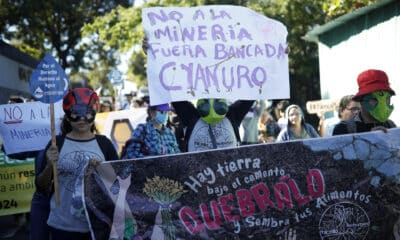 Miembros de organizaciones ambientalistas y de sociedad civil participan en una manifestación frente a la asamblea legislativa este lunes, en San Salvador (El Salvador). EFE/ Rodrigo Sura