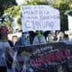 Miembros de organizaciones ambientalistas y de sociedad civil participan en una manifestación frente a la asamblea legislativa este lunes, en San Salvador (El Salvador). EFE/ Rodrigo Sura