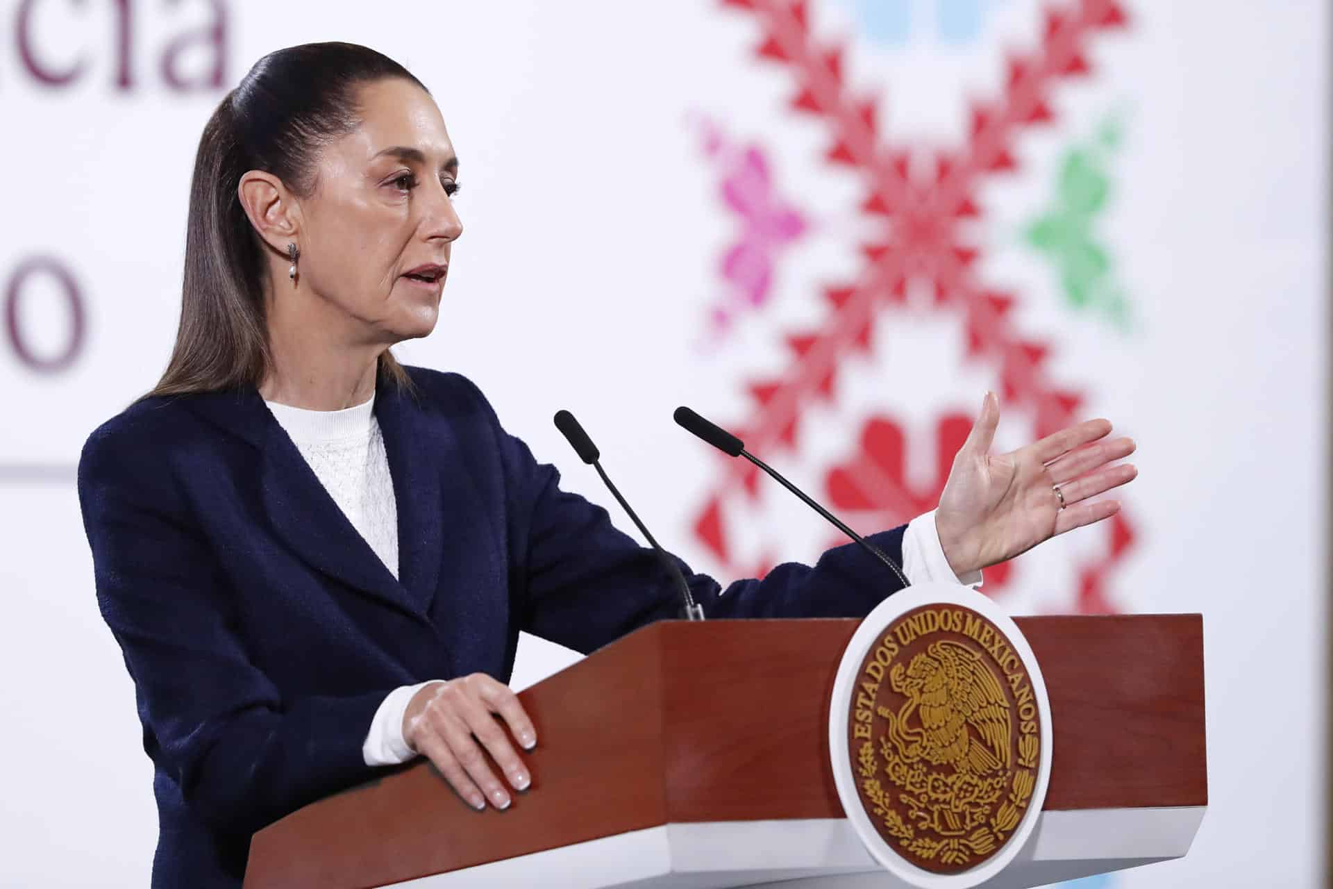 La presidenta de México, Claudia Sheinbaum, habla durante una rueda de prensa este viernes, en el Palacio Nacional de la Ciudad de México (México). EFE/Mario Guzmán