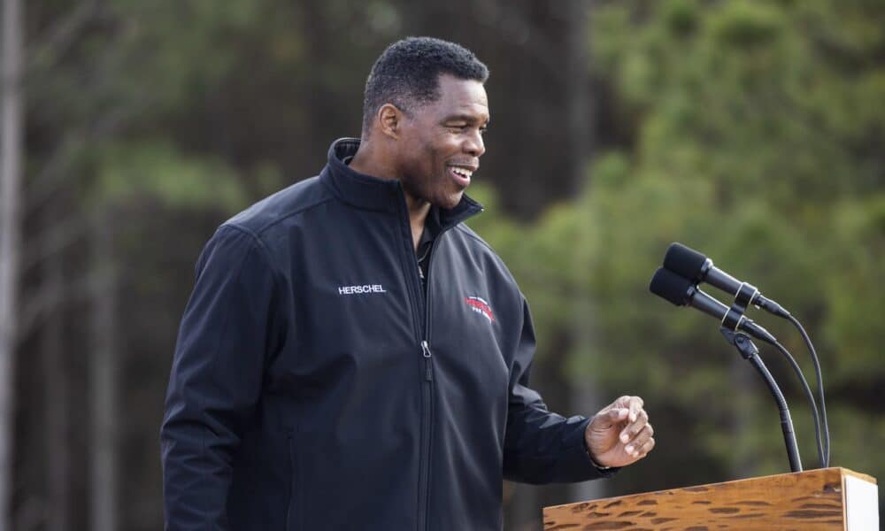 Fotografía de archivo de Herschel Walker, una antigua estrella de fútbol americano que en 2022 perdió las elecciones a senador de Georgia por el Partido Republicano. EFE/JIM LO SCALZO