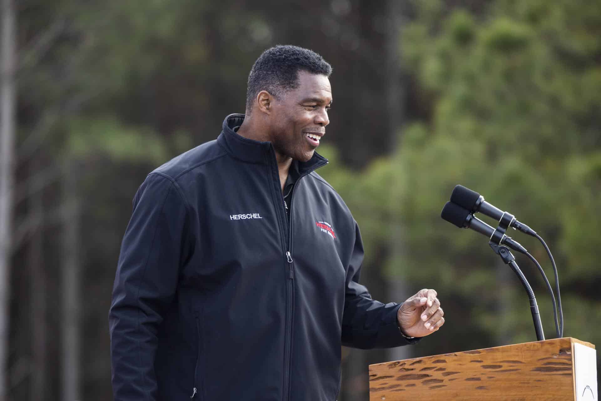 Fotografía de archivo de Herschel Walker, una antigua estrella de fútbol americano que en 2022 perdió las elecciones a senador de Georgia por el Partido Republicano. EFE/JIM LO SCALZO