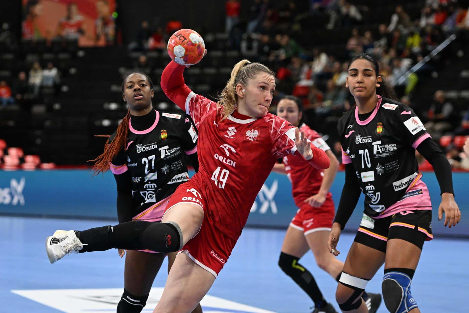 Karolina Kochaniak-Sala (C) de Polonia y Danila So Delgado Pinto (I) y Carmen Arroyo Pimenta (D) de España en acción durante el partido de balonmano del grupo C de la EHF Women's EURO 2024 entre Polonia y España, en Basilea, Suiza, 02 diciembre 2024. (Balonmano, Polonia, España, Suiza, Basilea) EFE/EPA/Marcin Bielecki POLAND OUT