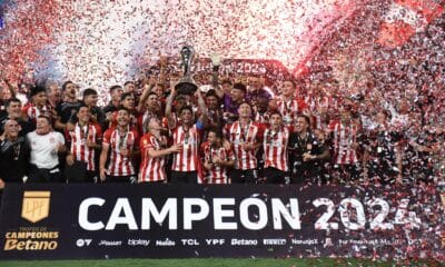 Jugadores de Estudiantes de La Plata celebran su consagración, este sábado, con la obtención del Trofeo de Campeones de Superliga al golear por 3-0 al flamante campeón argentino Vélez Sarsfield en el estadio Único Madre de Ciudades, en Santiago del Estero. EFE/ Luis Santillán.