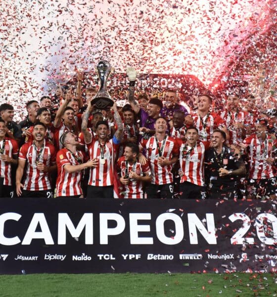 Jugadores de Estudiantes de La Plata celebran su consagración, este sábado, con la obtención del Trofeo de Campeones de Superliga al golear por 3-0 al flamante campeón argentino Vélez Sarsfield en el estadio Único Madre de Ciudades, en Santiago del Estero. EFE/ Luis Santillán.