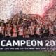 Jugadores de Estudiantes de La Plata celebran su consagración, este sábado, con la obtención del Trofeo de Campeones de Superliga al golear por 3-0 al flamante campeón argentino Vélez Sarsfield en el estadio Único Madre de Ciudades, en Santiago del Estero. EFE/ Luis Santillán.