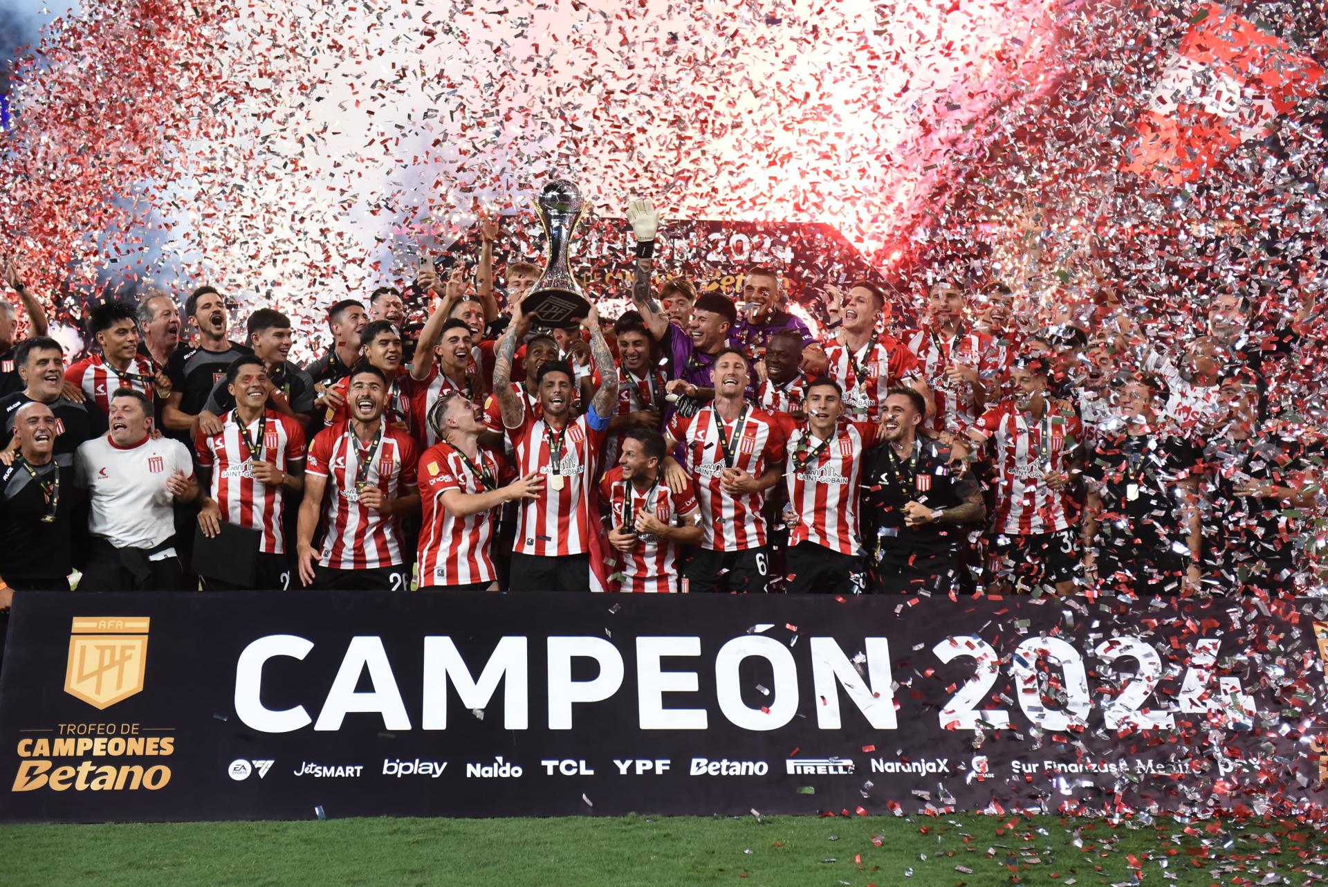 Jugadores de Estudiantes de La Plata celebran su consagración, este sábado, con la obtención del Trofeo de Campeones de Superliga al golear por 3-0 al flamante campeón argentino Vélez Sarsfield en el estadio Único Madre de Ciudades, en Santiago del Estero. EFE/ Luis Santillán.