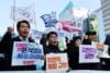 Manifestantes sostienen pancartas que piden el arresto y destitución del presidente surcoreano, Yoon Suk-yeol, durante una manifestación frente a la Asamblea Nacional en Seúl, Corea del Sur, el 4 de diciembre de 2024. EFE/EPA/HAN MYUNG-GU
