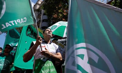 Fotografía de archivo en donde personas se manifiestan durante una protesta en Buenos Aires (Argentina). EFE/Juan Ignacio Roncoroni