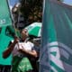 Fotografía de archivo en donde personas se manifiestan durante una protesta en Buenos Aires (Argentina). EFE/Juan Ignacio Roncoroni