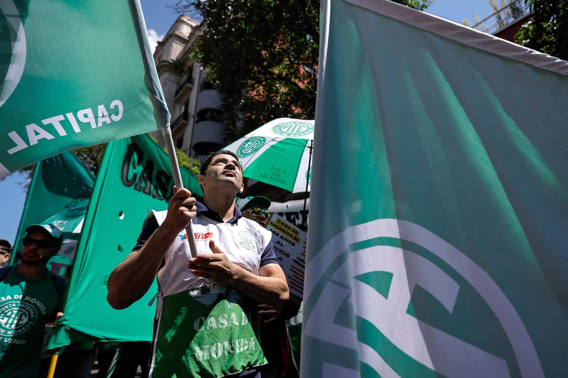 Fotografía de archivo en donde personas se manifiestan durante una protesta en Buenos Aires (Argentina). EFE/Juan Ignacio Roncoroni