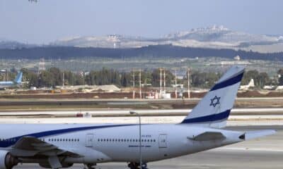 Foto de archivo de un avión de la aerolínea El Al en el aeropuerto Ben Gurion, a 15 kilómetros al sureste de Tel Aviv. EFE/Jim Hollander