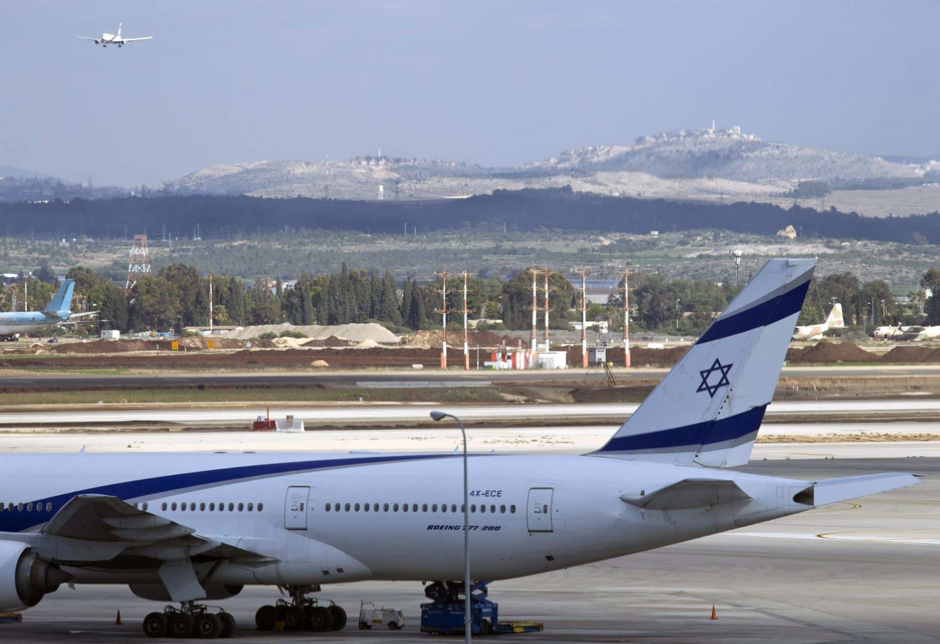 Foto de archivo de un avión de la aerolínea El Al en el aeropuerto Ben Gurion, a 15 kilómetros al sureste de Tel Aviv. EFE/Jim Hollander