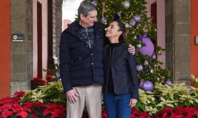 Fotografía cedida este martes por la Presidencia de México, de la presidenta Claudia Sheinbaum, acompañada de su esposo Jesús María Tarriba mientras posan en el Palacio Nacional de Ciudad de México (México). EFE/ Presidencia de México /SOLO USO EDITORIAL/SOLO DISPONIBLE PARA ILUSTRAR LA NOTICIA QUE ACOMPAÑA (CRÉDITO OBLIGATORIO)