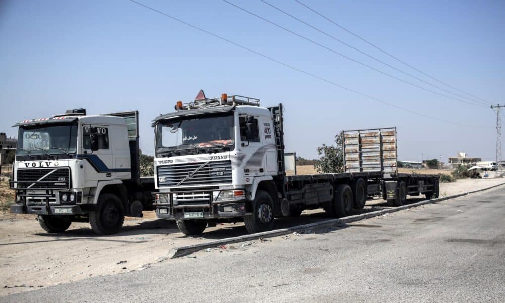 Fotografía de archivo en donde se observa camiones estacionados en Rafah, sur de la Franja de Gaza. EFE/ Haitham Imad