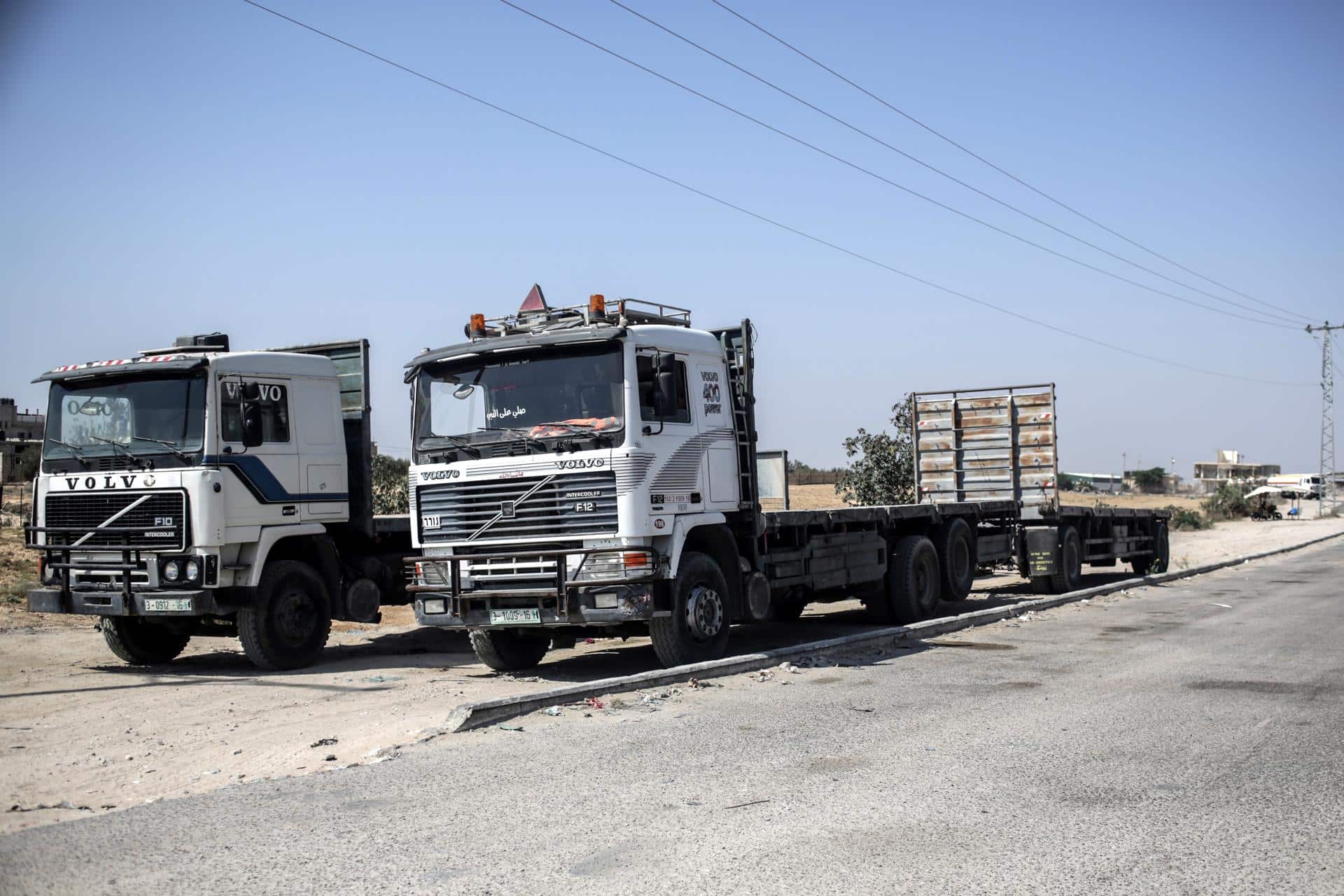 Fotografía de archivo en donde se observa camiones estacionados en Rafah, sur de la Franja de Gaza. EFE/ Haitham Imad