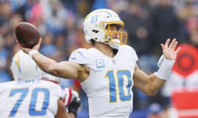 El mariscal de campo de Los Ángeles Chargers, Justin Herbert (c), fue registrado este sábado, 28 de diciembre, antes de hacer un lanzamiento, durante un partido de la NFL contra los New England Patriots, en el Gillette Stadium de Foxborough (Massachusetts, EE.UU.) EFE/CJ Gunther