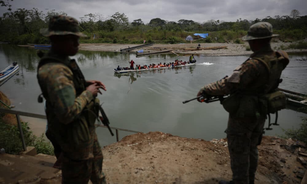 Fotografía de archivo de agentes del Servicio Nacional de Fronteras (Senafront) vigilando la llegada de migrantes que cruzan la selva del Darién con rumbo a los Estados Unidos, en el poblado de Bajo Chiquito (Panamá). EFE/ Bienvenido Velasco