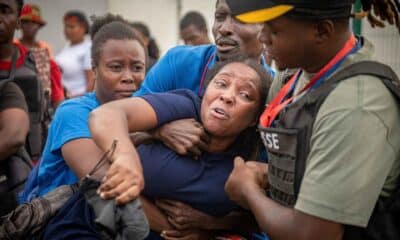 La esposa de un periodista reacciona a las afueras del hospital La Paixe luego de un ataque armado el 24 de diciembre de 2024, en Puerto Príncipe (Haití). EFE/ Johnson Sabin