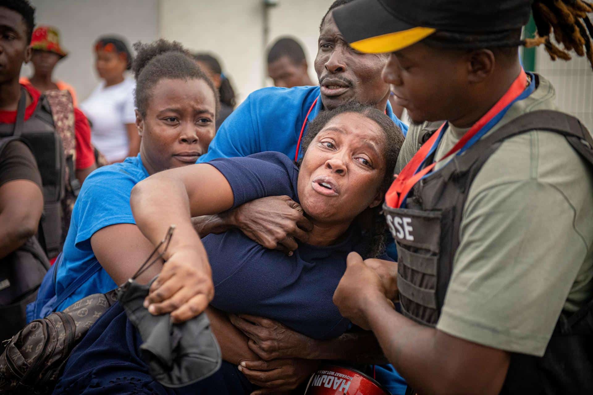 La esposa de un periodista reacciona a las afueras del hospital La Paixe luego de un ataque armado el 24 de diciembre de 2024, en Puerto Príncipe (Haití). EFE/ Johnson Sabin