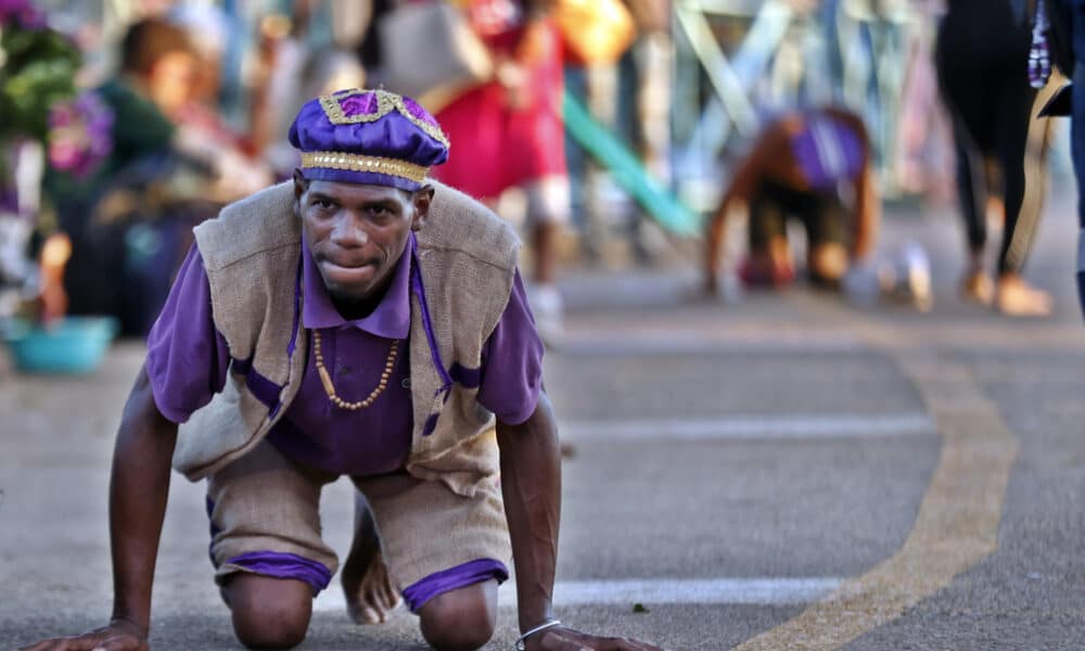 Un creyente participa en la peregrinación al santuario de San Lázaro, este martes al sur de La Habana (Cuba).EFE/Ernesto Mastrascusa