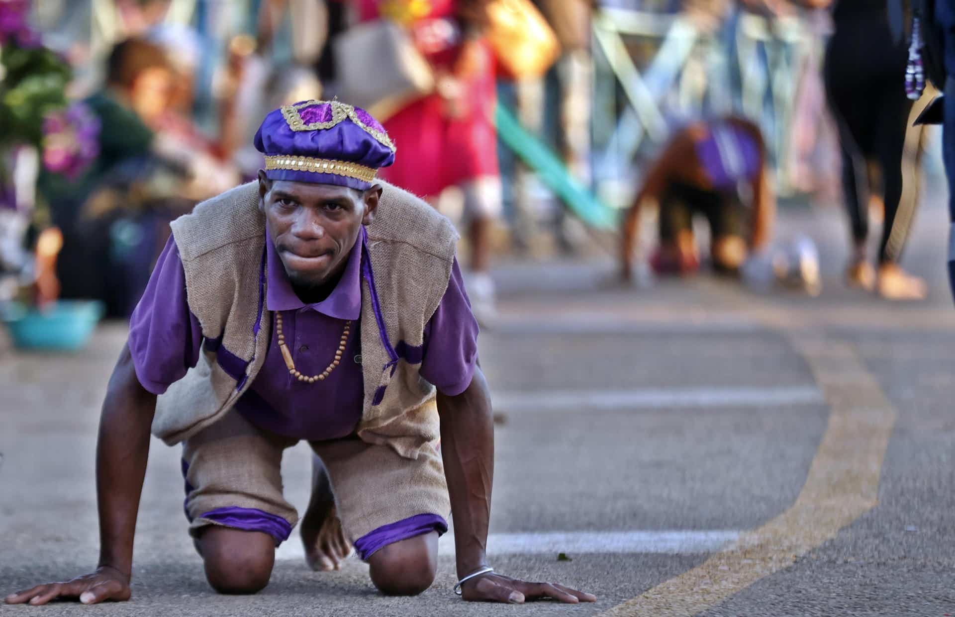 Un creyente participa en la peregrinación al santuario de San Lázaro, este martes al sur de La Habana (Cuba).EFE/Ernesto Mastrascusa