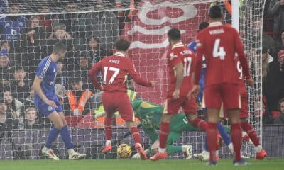 El jugador del Liverpool Curtis Jones marca el segundo gol durante el partido de la Premier League que han jugado Liverpool FC y Leicester City FC, en Liverpool, Reino Unido. EFE/EPA/ADAM VAUGHAN