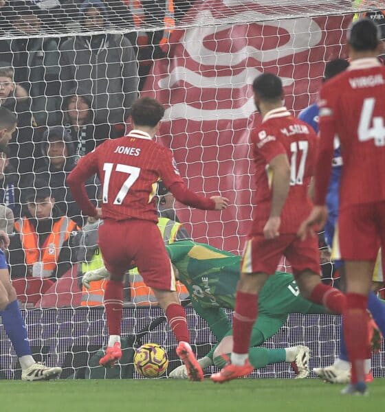 El jugador del Liverpool Curtis Jones marca el segundo gol durante el partido de la Premier League que han jugado Liverpool FC y Leicester City FC, en Liverpool, Reino Unido. EFE/EPA/ADAM VAUGHAN